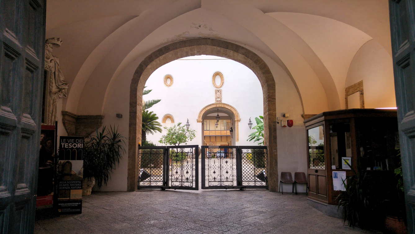Palazzo Arcivescovile de Palermo - interior portal