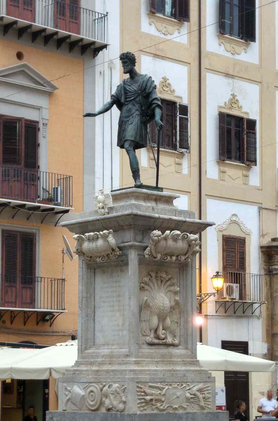 Piazza Bologni - Estatua Carlos Primero de España (vista de tres cuartos)