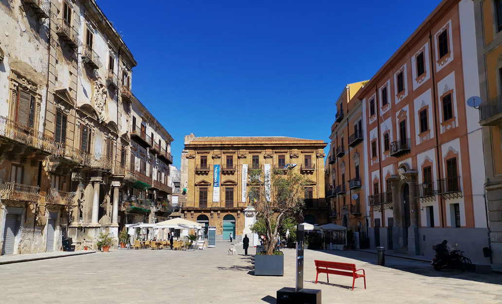 Piazza Bologni - vista de la plaza con el Palazzo Riso