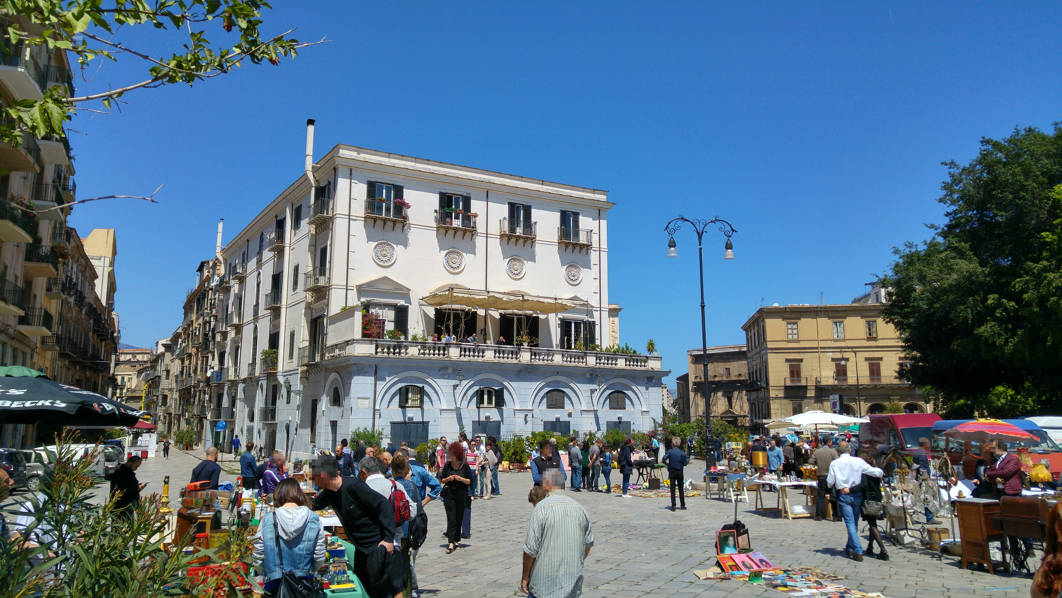 Mercadillo dominical de Piazza Marina