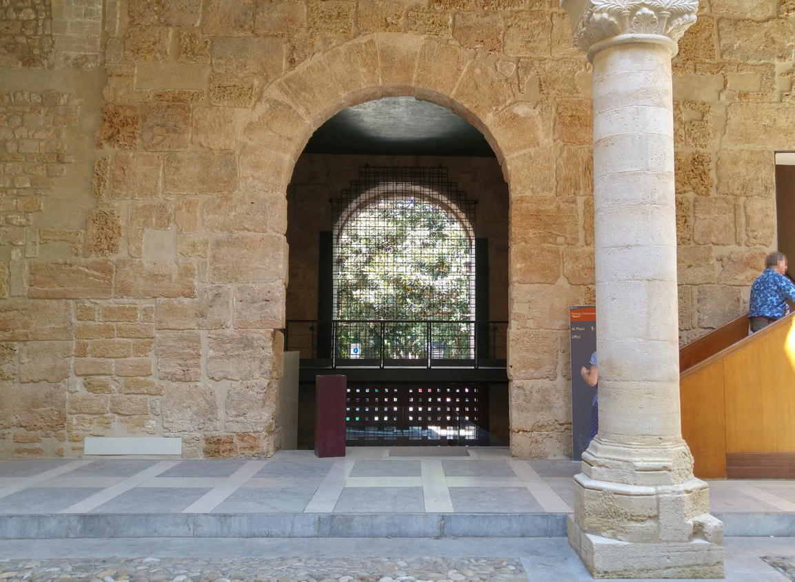 Palazzo Chiaramonte Steri - portal principal visto desde patio interior