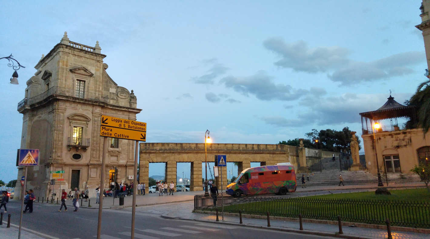Piazza Santo Spirito - la Porta Felice y los portales al Foro Itálico