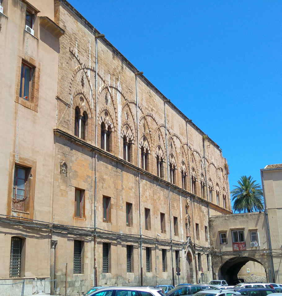 Palazzo Sclafani - fachada sur con Arco dei Biscottai