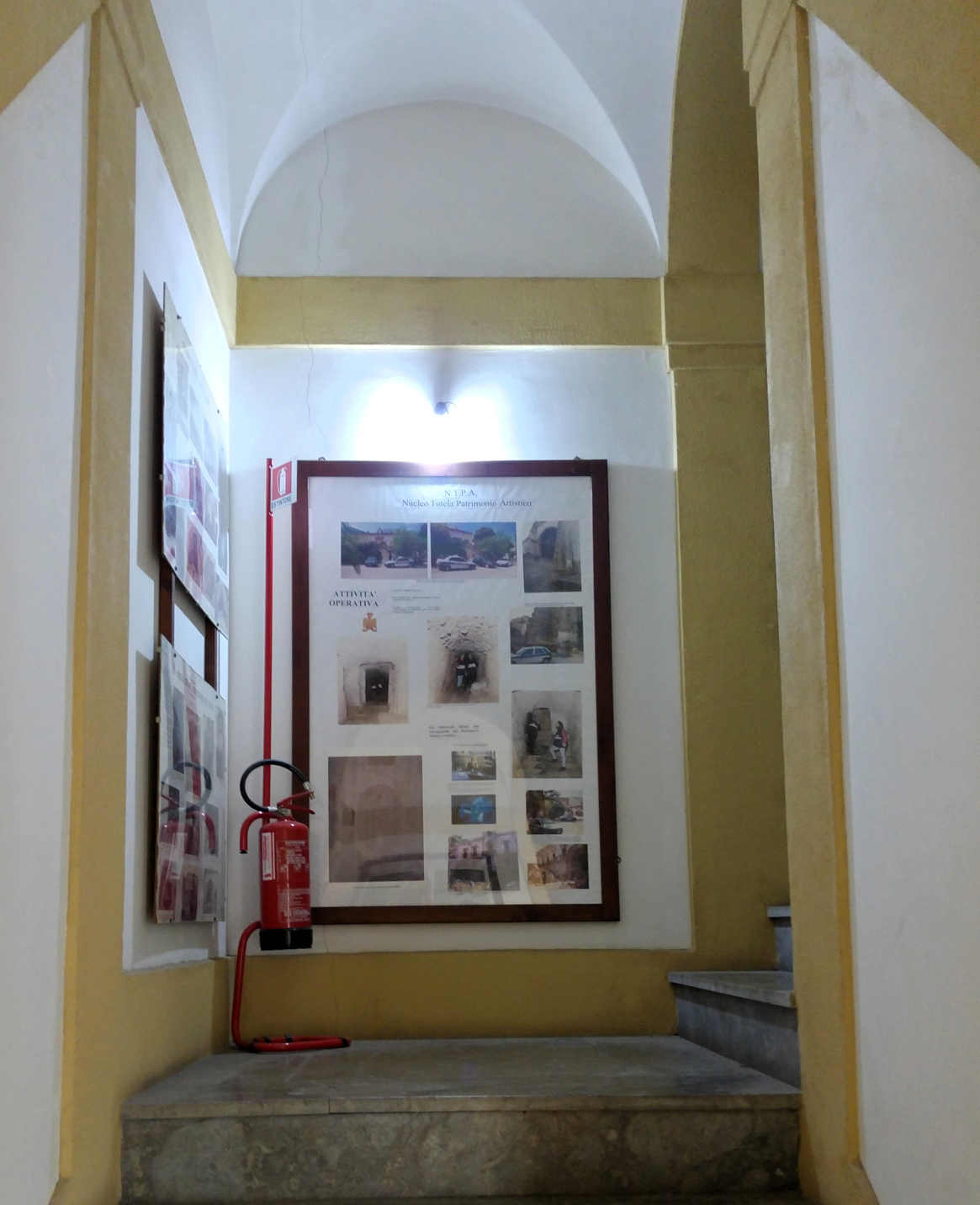 Porta Felice - rellano escalera pilar sur