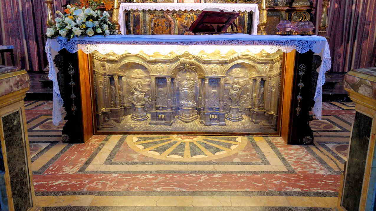 San Giuseppe dei Teatini - antipendio altar mayor en plata repujada