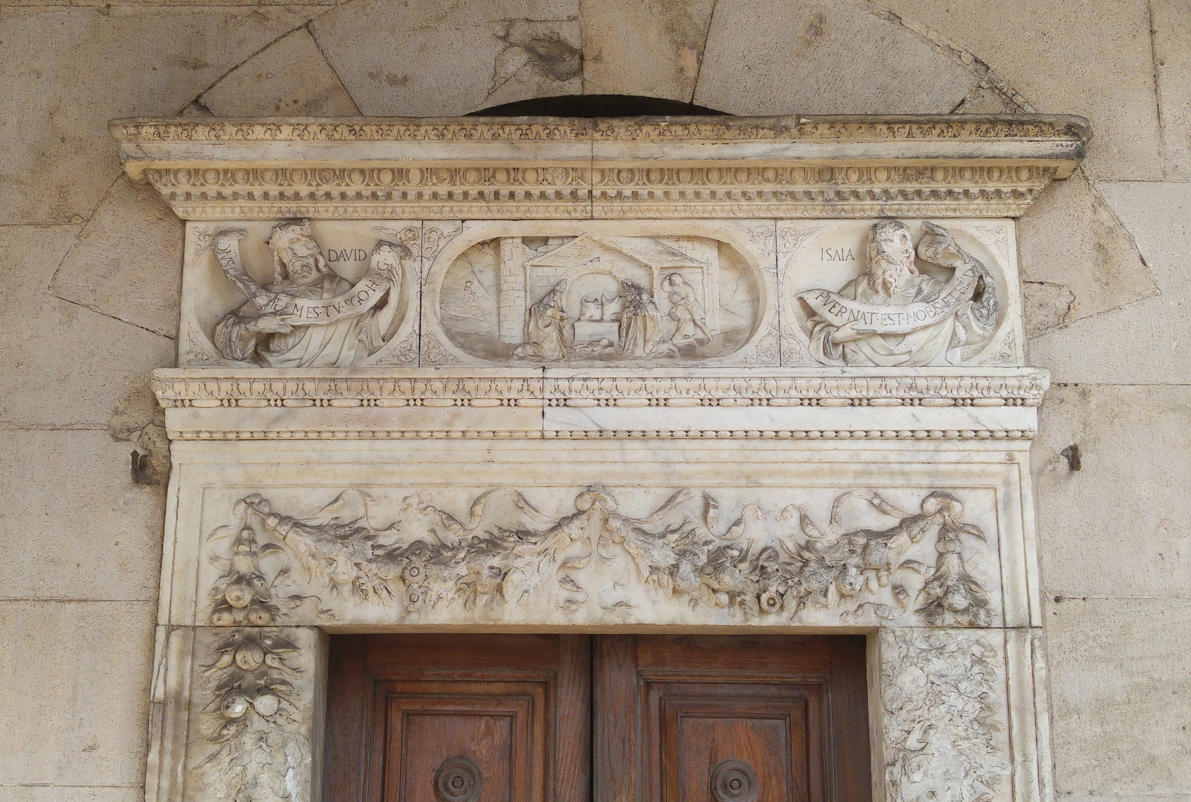 Santa Maria della Catena - detalle portal nave derecha con relieve de la Natividad
