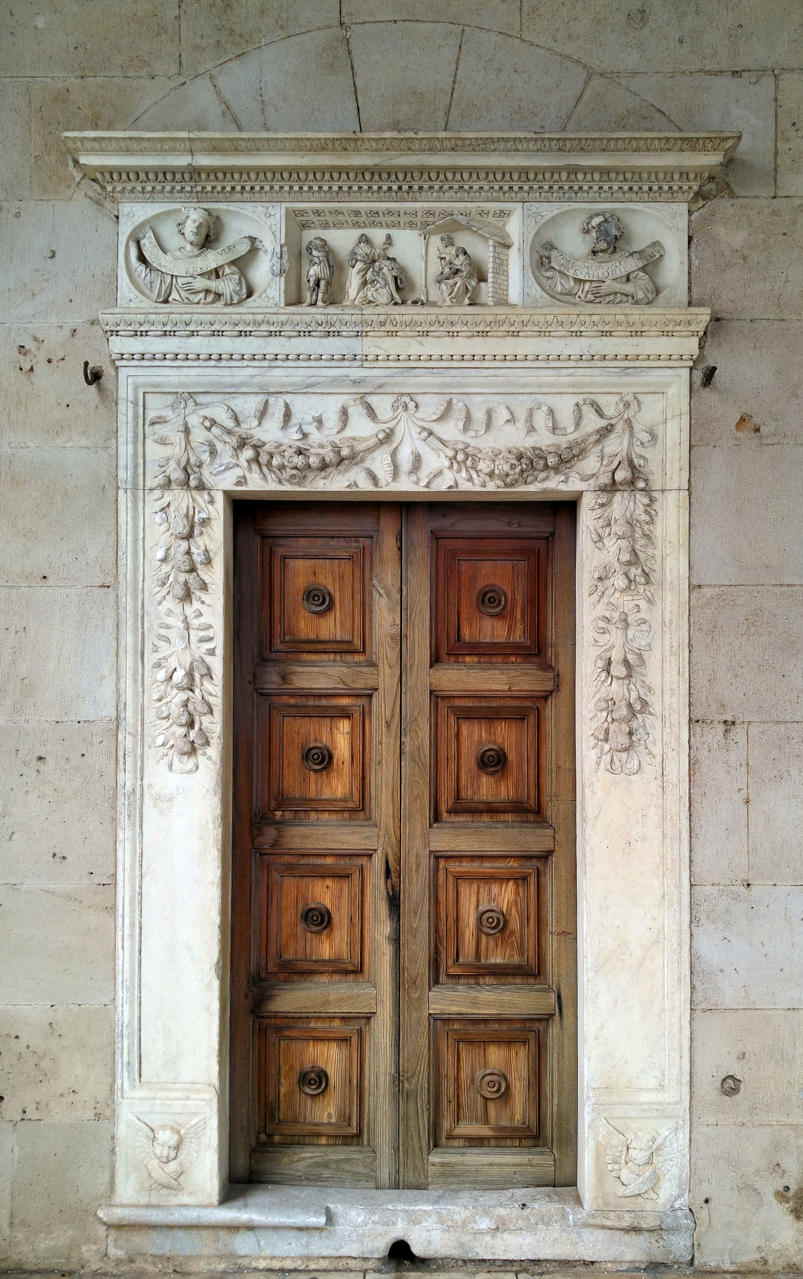 Santa Maria della Catena - portal nave izquierda con relieve Adoración de los Reyes Magos