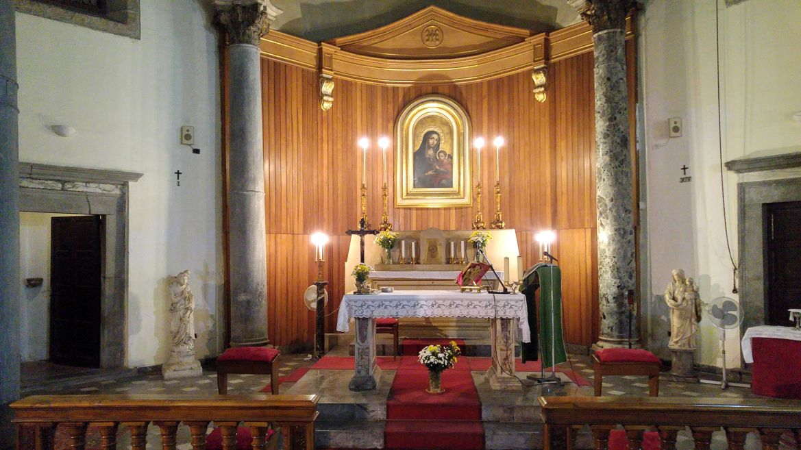 Santa Maria di Portosalvo - el presbiterio y el altar