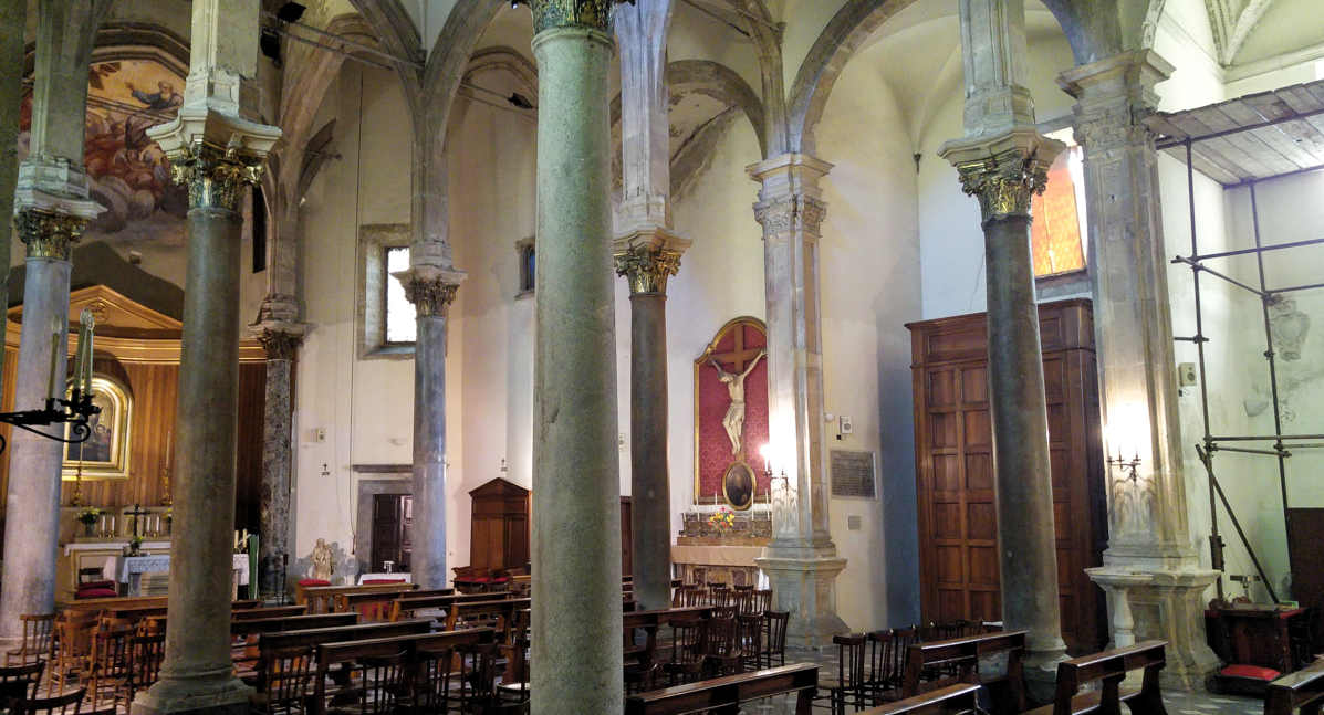 Santa Maria di Portosalvo - vista del interior con el portal principal