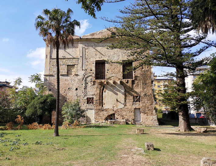 Villa Di Napoli con los restos de los muros de la Cuba Soprana