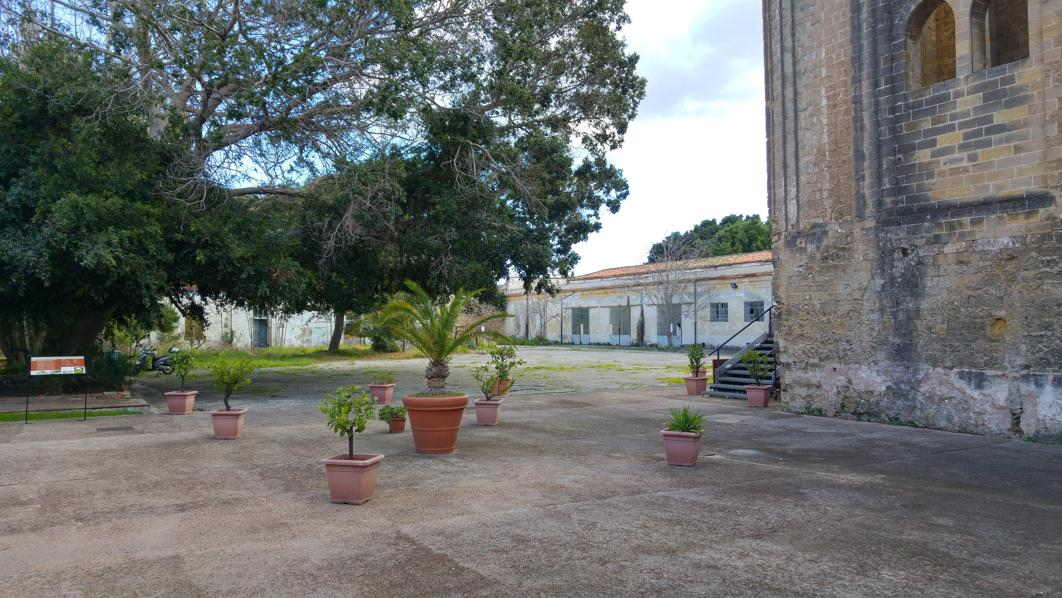 Palacio de la Cuba - el área frente al monumento