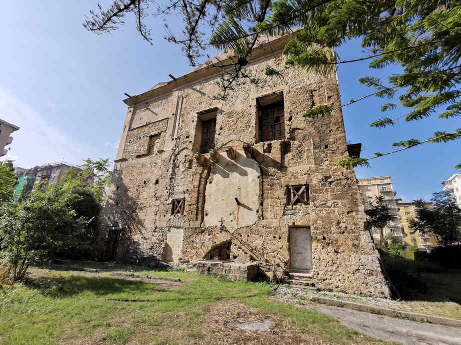 Villa Di Napoli - fachada oeste con restos Cuba Soprana