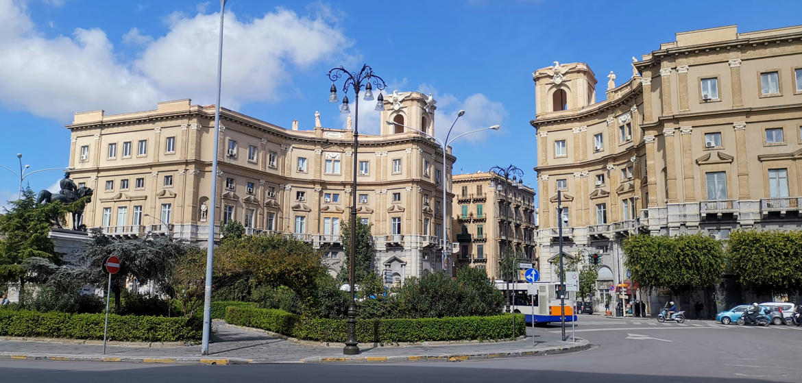 Zona sur de Palermo - Piazza Giulio Cesare y monumental acceso a la Via Roma