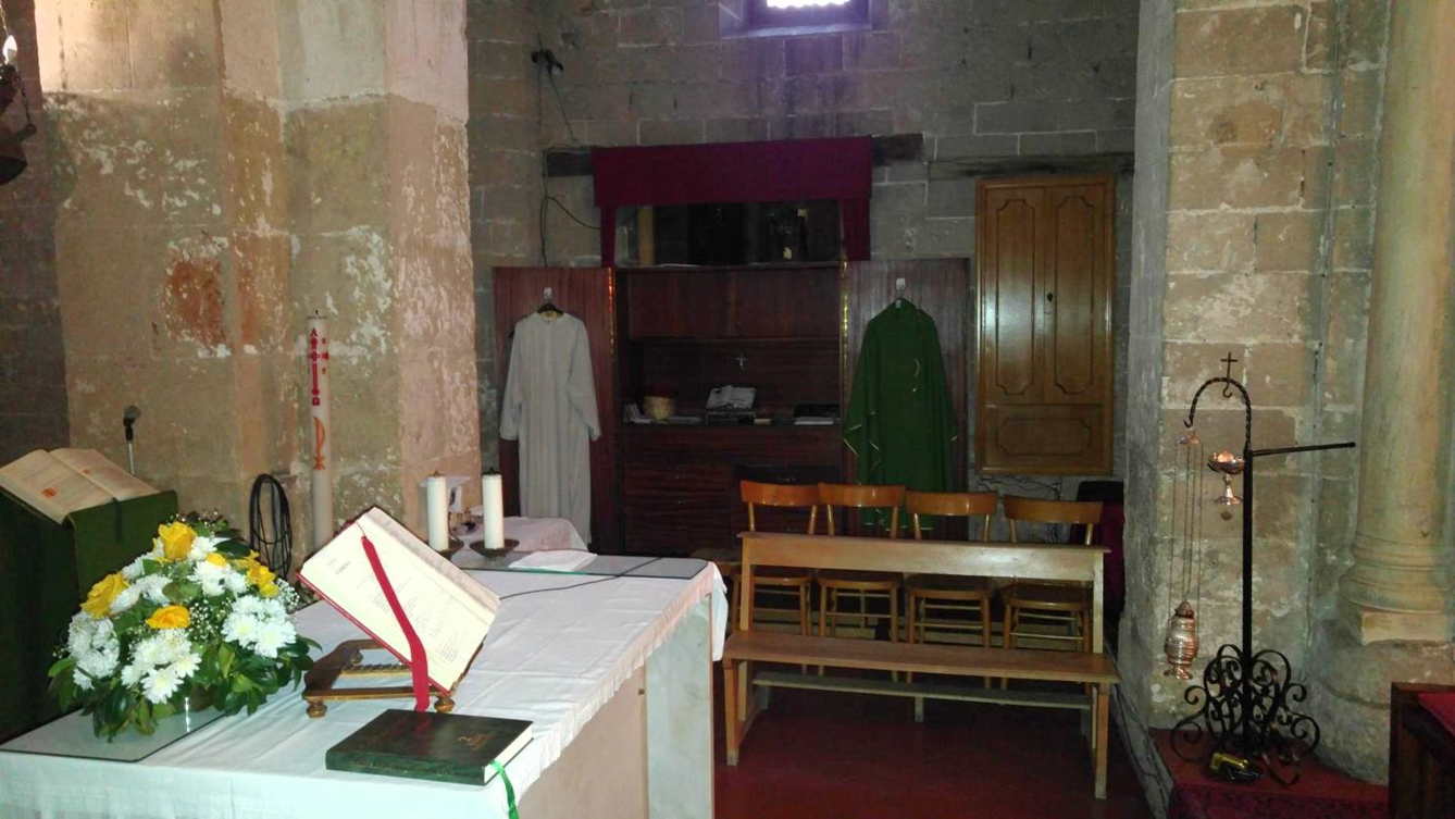 Transepto con mesa de altar y sacristía